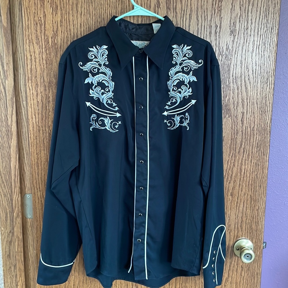 Men’s Roper, extra large, black with white Embordiery and black pearl snaps
